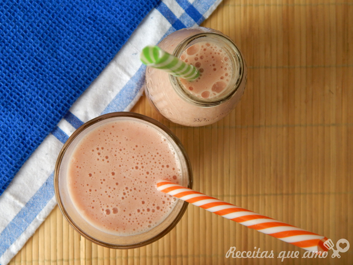 Smoothie de banana com morango Smoothie de banana com morango