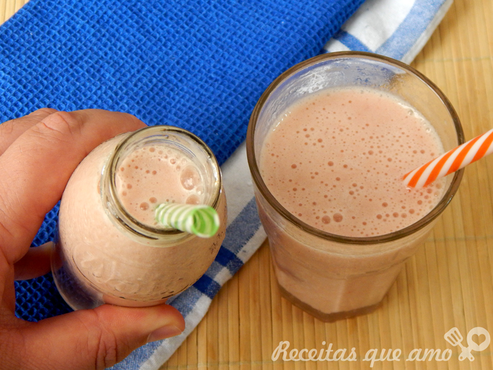 Smoothie de banana com morango Smoothie de banana com morango