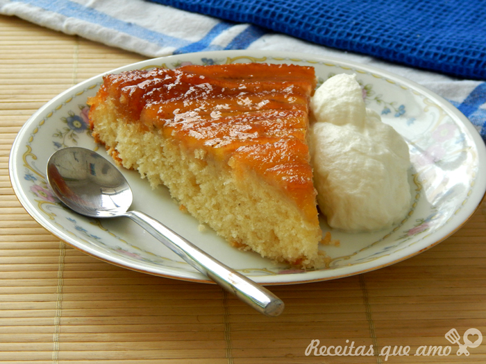 Bolo de banana caramelada