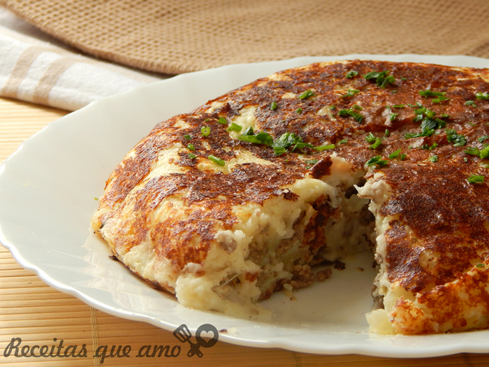 Torta de batata com carne na frigideira