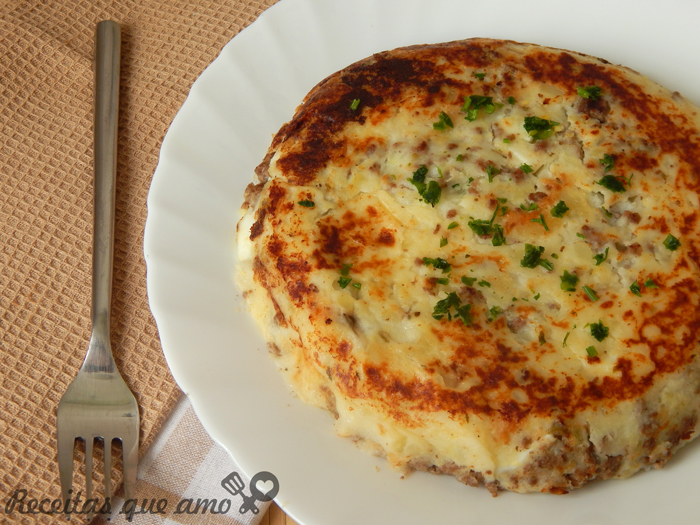 Torta de batata com carne na frigideira