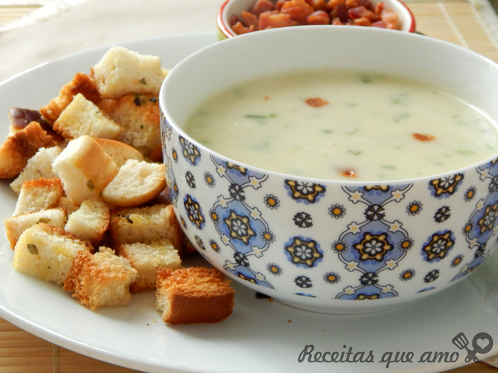 Sopa cremosa de batata com bacon
