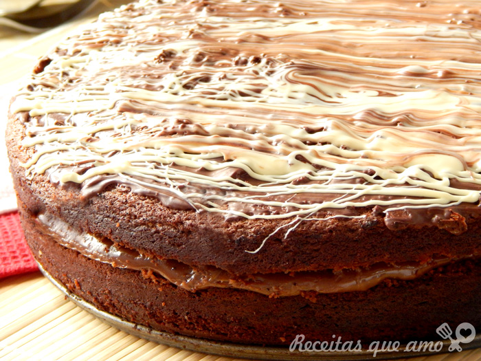 Bolo com casquinha de chocolate