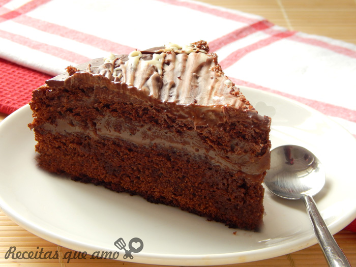 Bolo com casquinha de chocolate