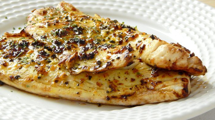 Filé de peixe grelhado na manteiga