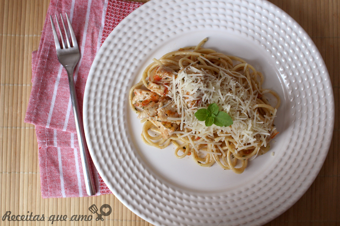 Espaguete com frango e tomate Espaguete com frango e tomate