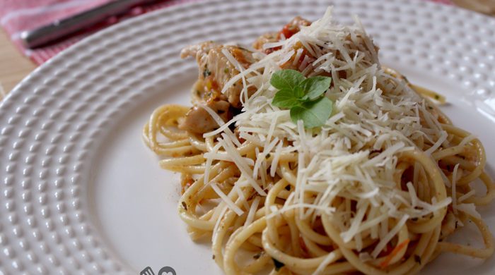 Espaguete com frango e tomate