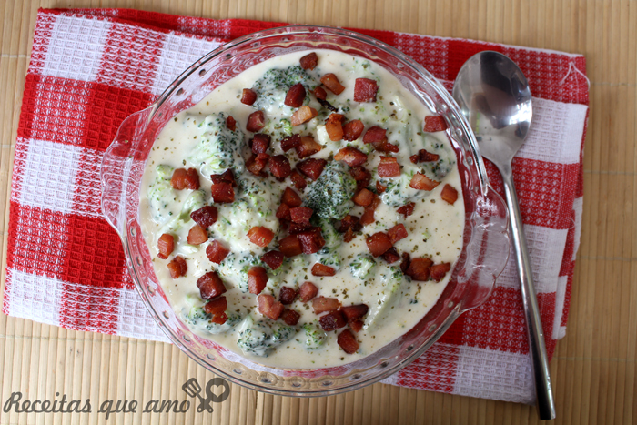 Brócolis com queijo e bacon
