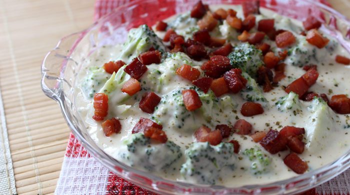 Brócolis com queijo e bacon