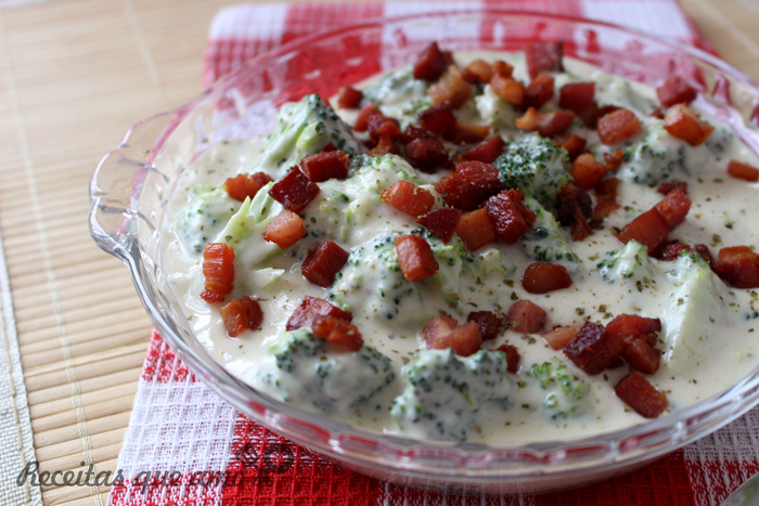 Brócolis com queijo e bacon