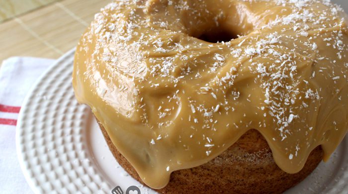 Bolo de coco com doce de leite