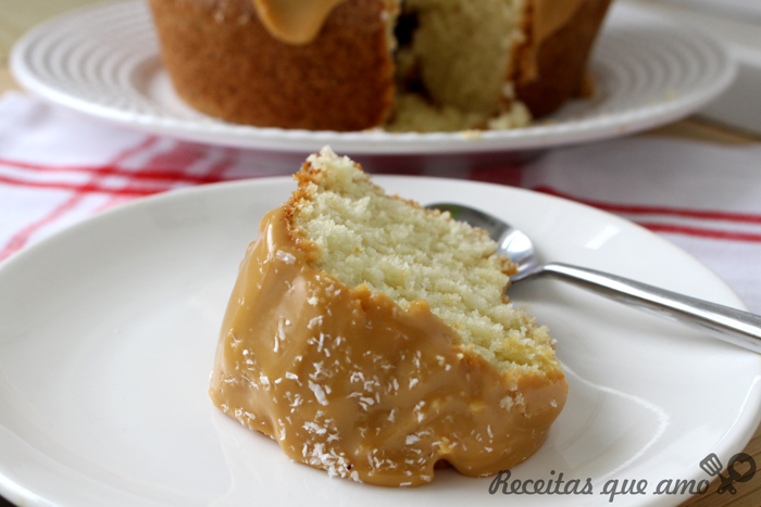 Bolo de coco com doce de leite