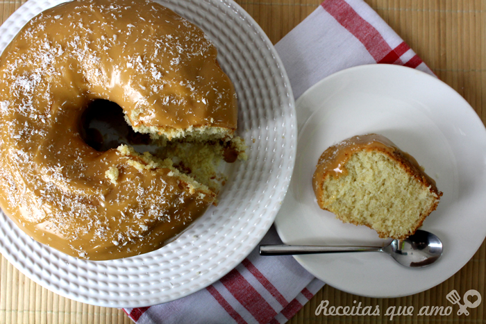 Bolo de coco com doce de leite
