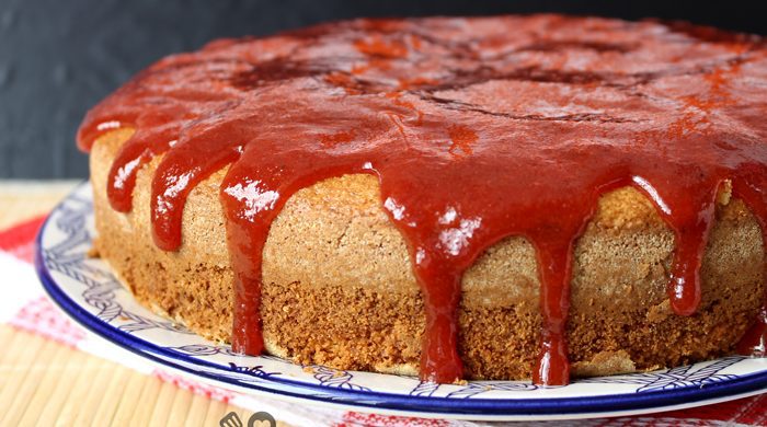 Bolo de fubá com coco e cobertura de goiabada