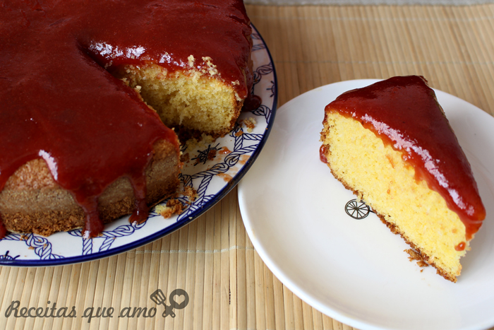 Bolo de fubá com coco e cobertura de goiabada