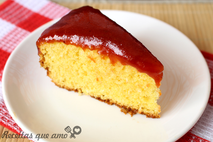 Bolo de fubá com coco e cobertura de goiabada