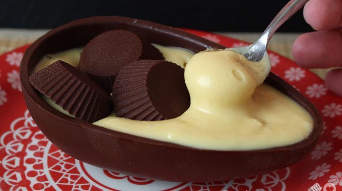 Ovo de colher com dois chocolates