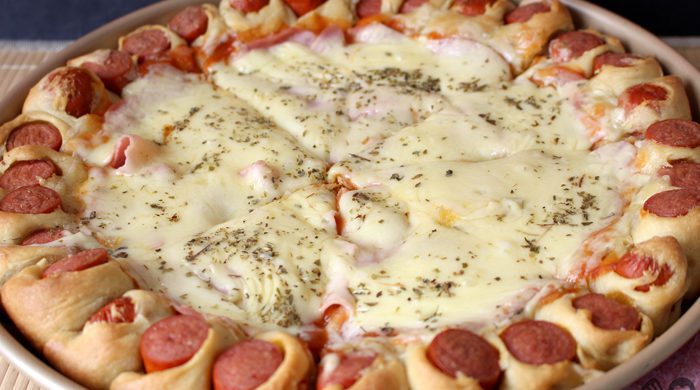 Pizza com borda de salsicha