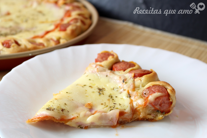 Pizza com borda de salsicha Pizza com borda de salsicha