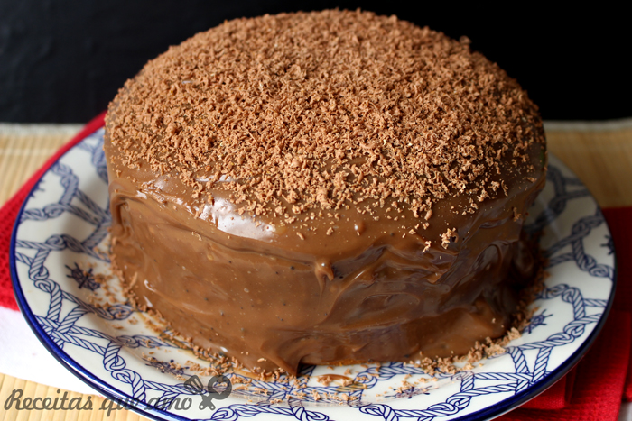 Bolo de cenoura vulcão