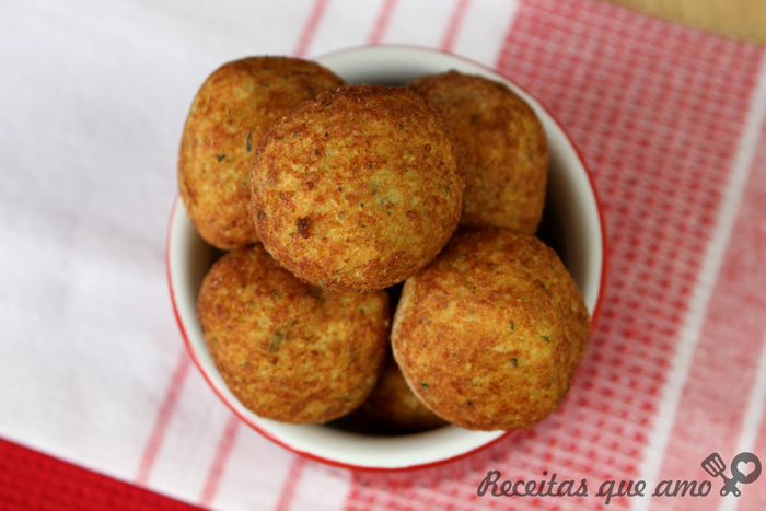 Bolinho de arroz recheado com queijo