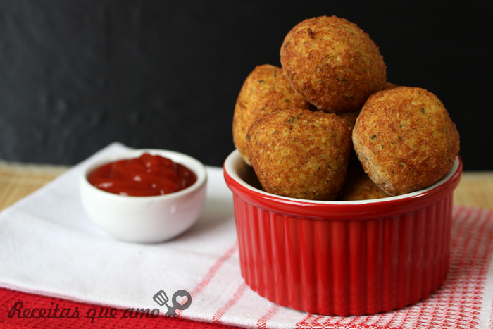 Bolinho de arroz recheado com queijo