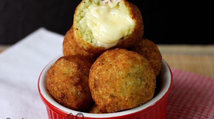 Bolinho de arroz recheado com queijo