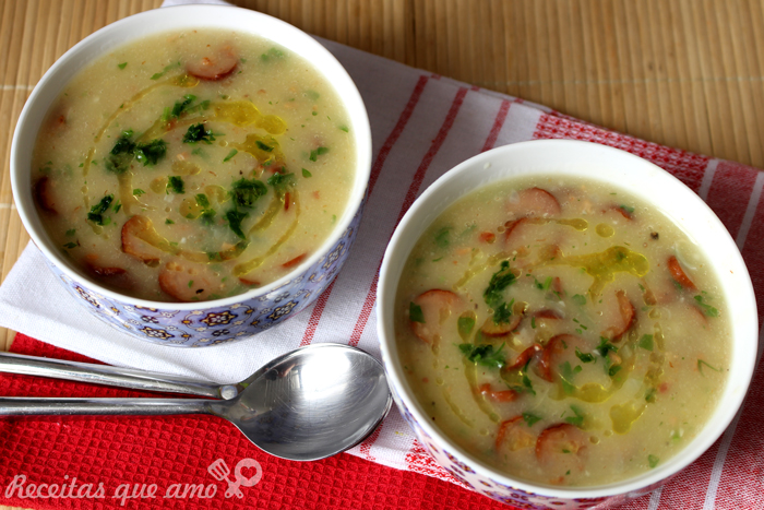 Sopa cremosa de mandioca com calabresa