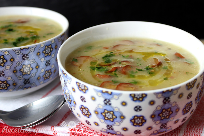 Sopa cremosa de mandioca com calabresa