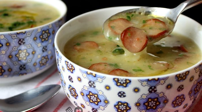 Sopa cremosa de mandioca com calabresa