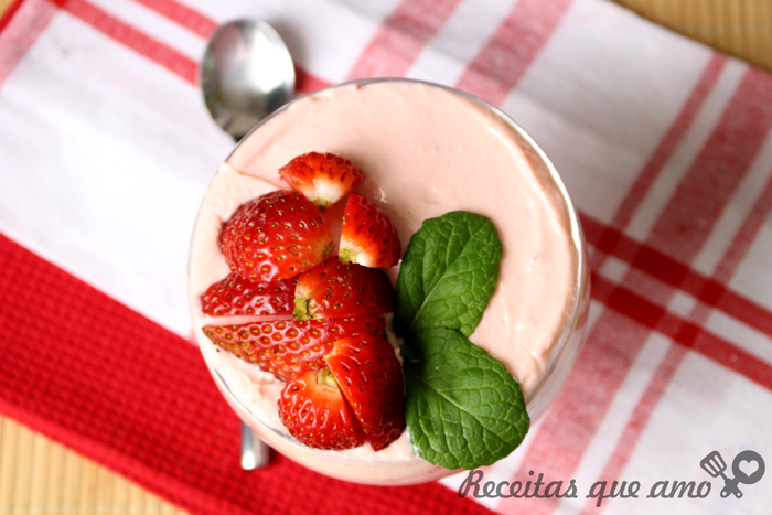 Mousse de morango com leite em pó