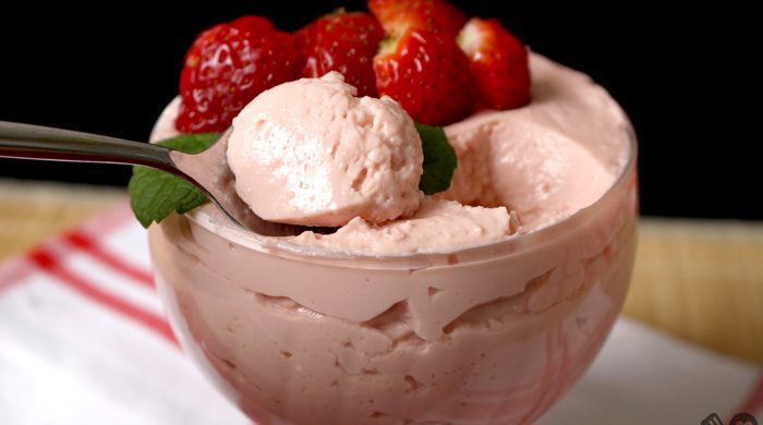 Mousse de morango com leite em pó