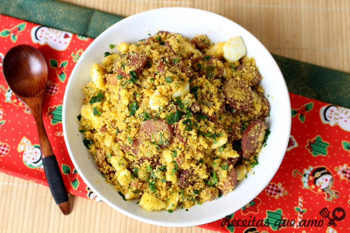 Farofa com bacon e calabresa