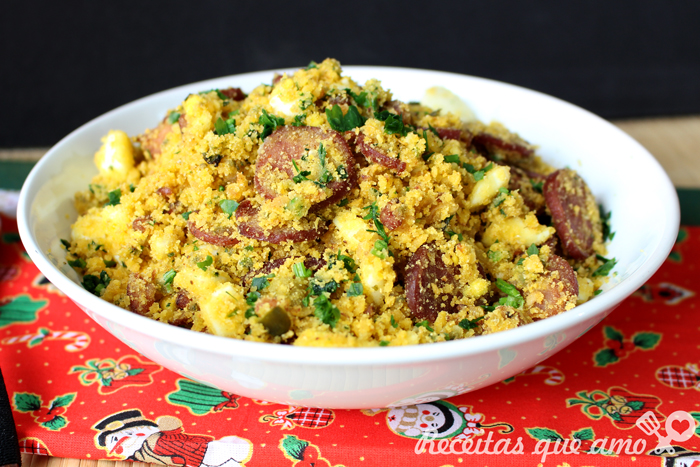 Farofa com bacon e calabresa