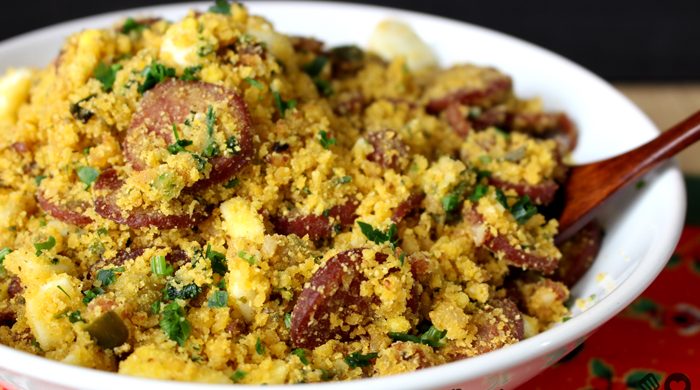 Farofa com bacon e calabresa