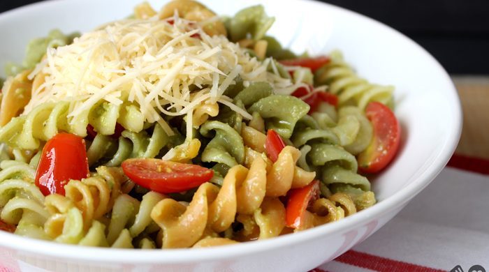 Macarrão com pesto e tomate cereja