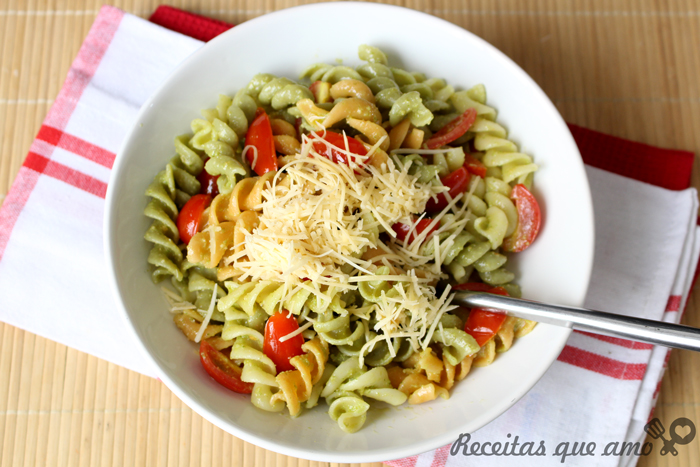 Macarrão com pesto e tomate cereja Macarrão com pesto e tomate cereja