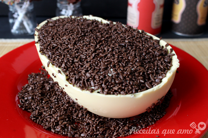 Ovo de chocolate branco com brownie