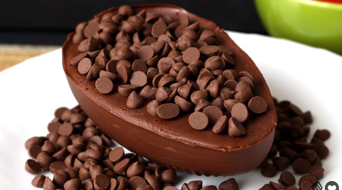Ovo de Páscoa recheado com brigadeiro branco