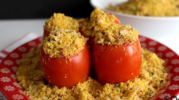 Tomate recheado com farofa de castanhas