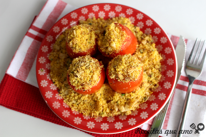 Tomate recheado com farofa de castanhas