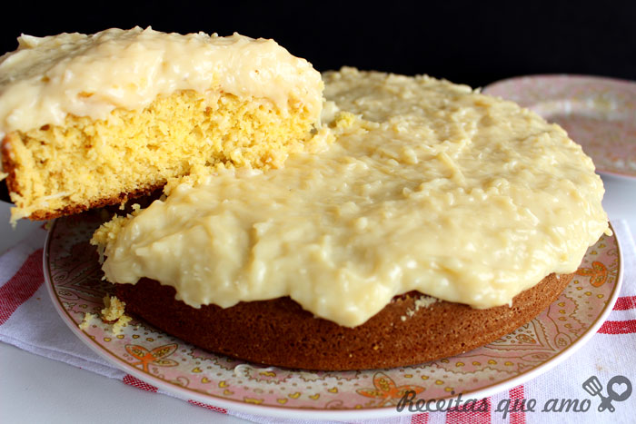 Bolo de milho com cobertura de coco Bolo de milho com cobertura de coco