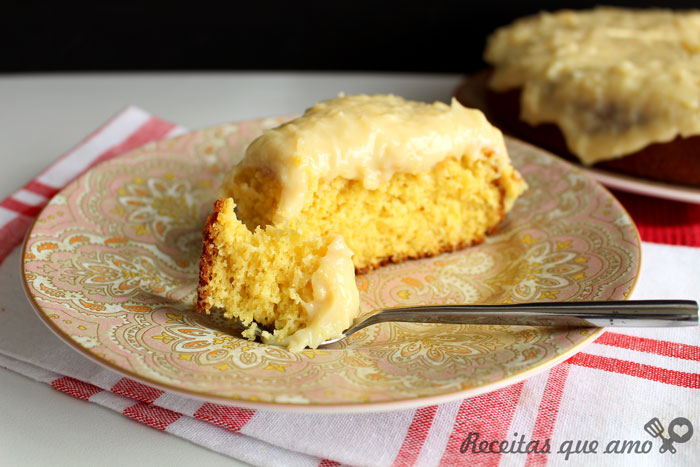 Bolo de milho com cobertura de coco Bolo de milho com cobertura de coco