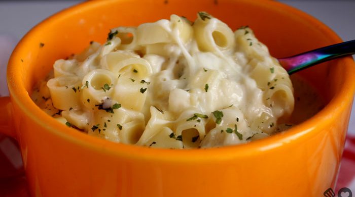 Macarrão com queijo no microondas