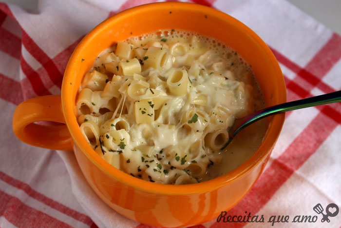 Macarrão com queijo no microondas Macarrão com queijo no microondas