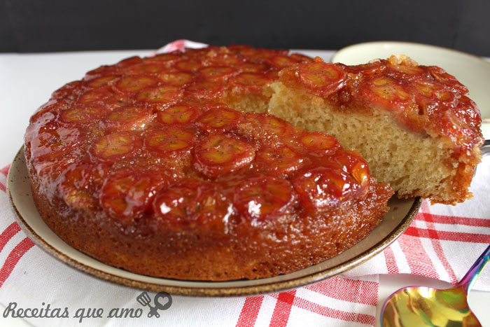 Bolo de banana caramelizada Bolo de banana caramelizada