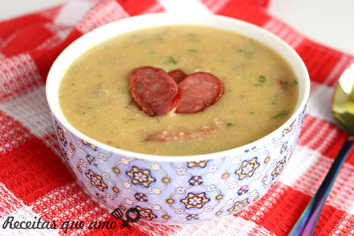 Sopa de fubá com calabresa