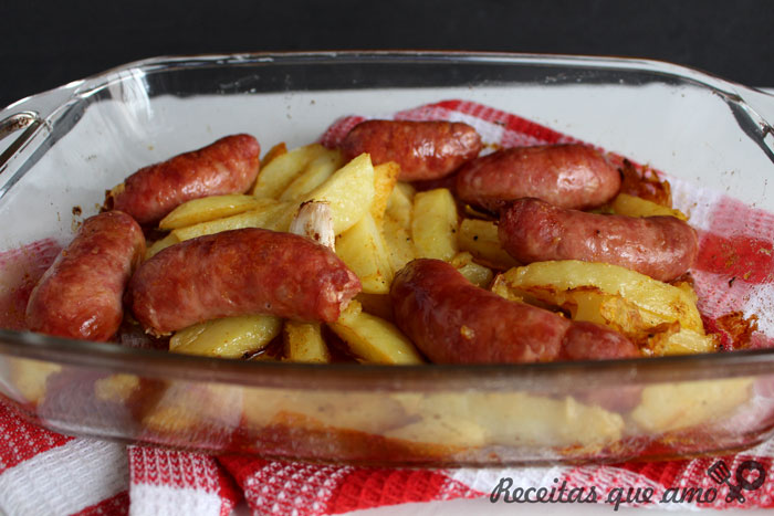 Batatas com linguiça assadas