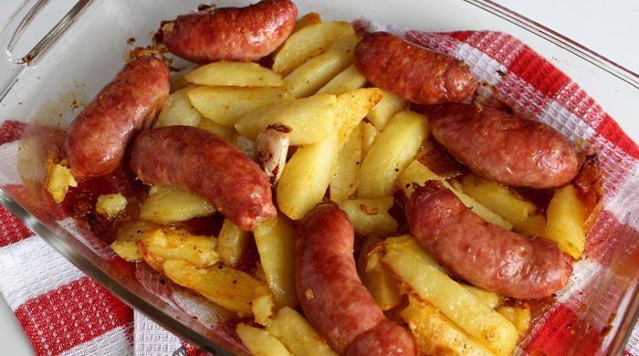 Batatas com linguiça assadas