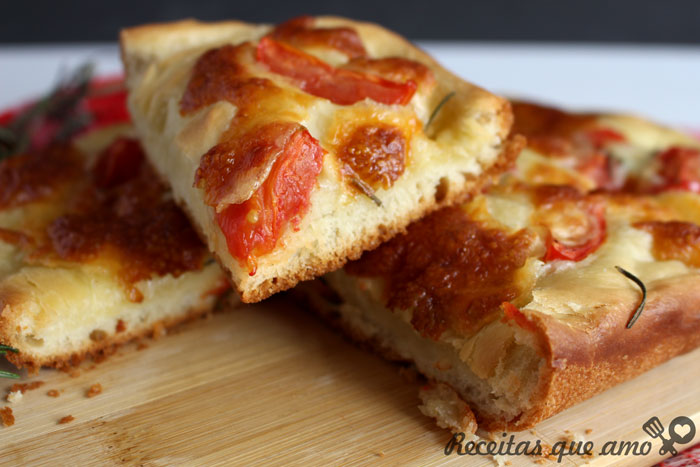 Focaccia caseira com tomate e queijo